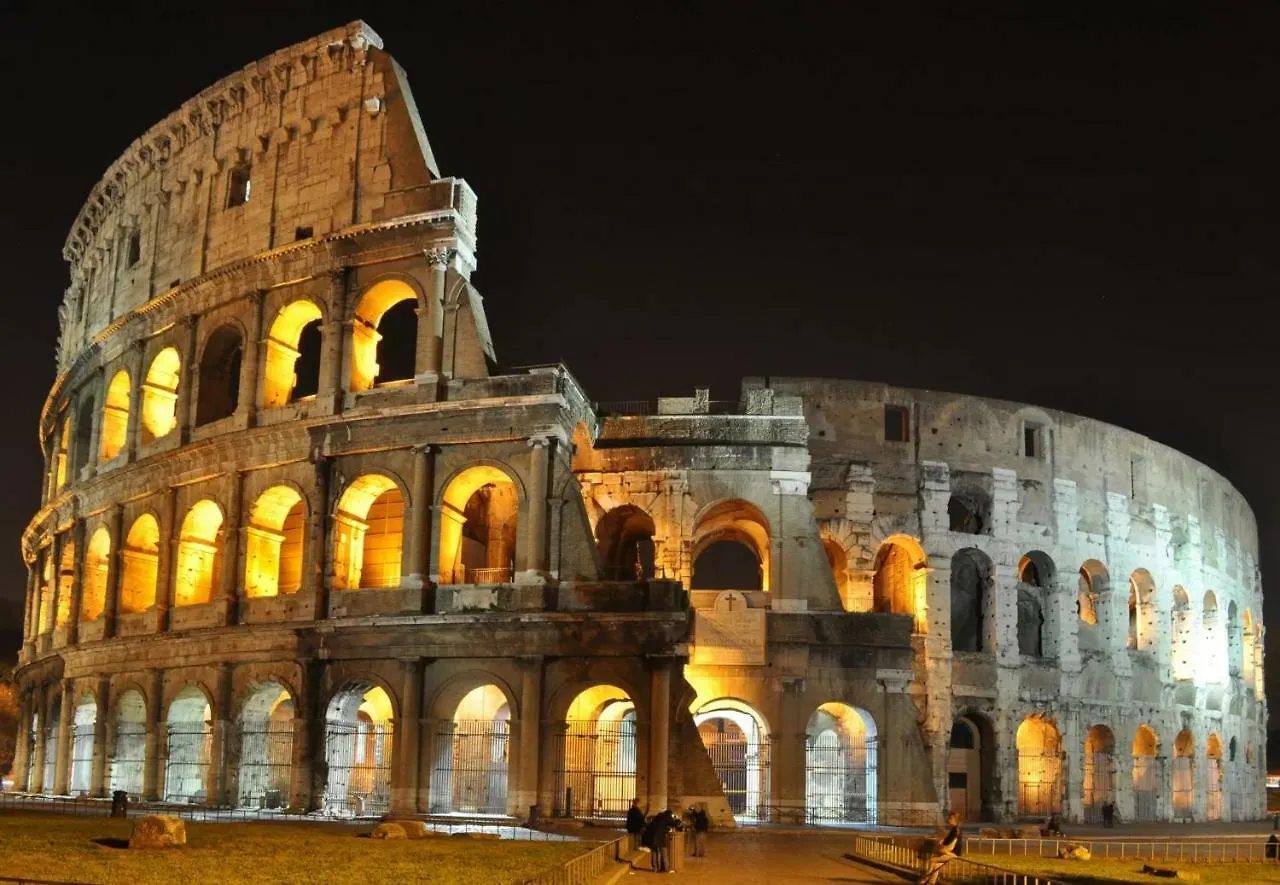 רומא Rhomenjoy Open Space Colosseo איטליה